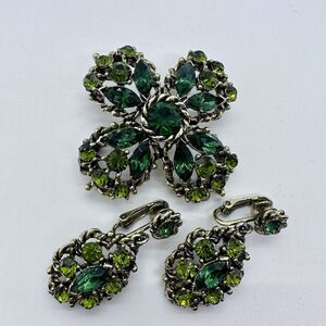 Weiss Maltese Cross Vintage Brooch Clip On Earrings Set Green Gold Toned Signed